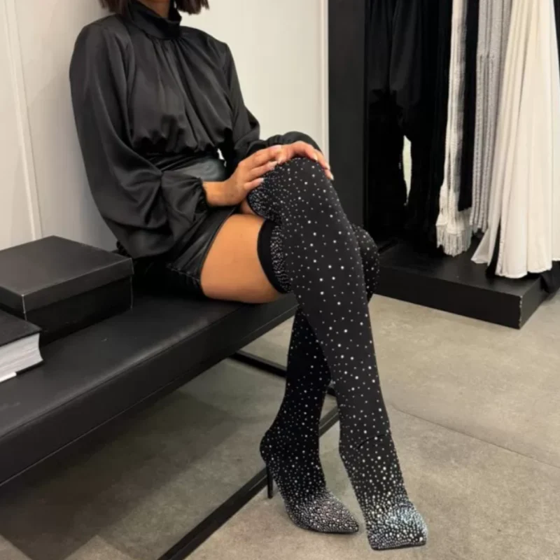 Bottes mi-cuisses étincelantes en faux diamant