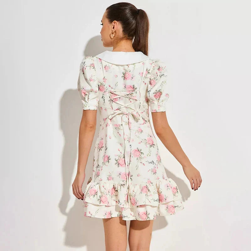 Robe courte à volants avec manches bouffantes