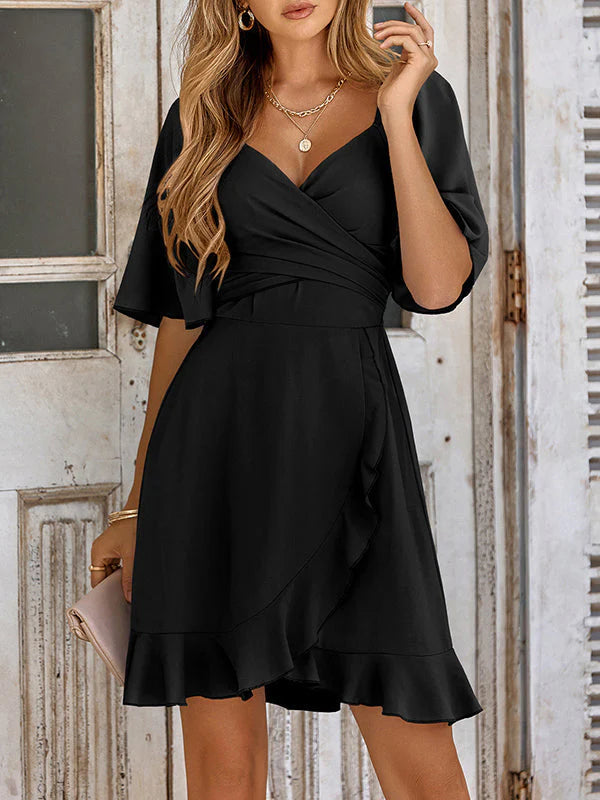 Robe courte à volants séduisante avec taille nouée et manches évasées