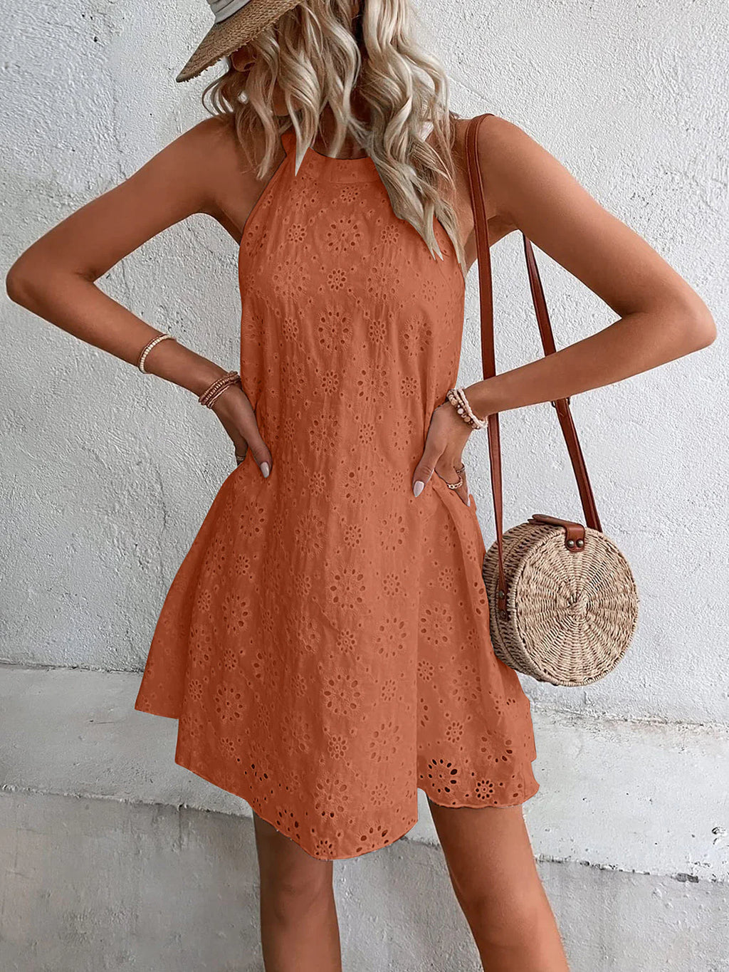 Robe courte à encolure œillet