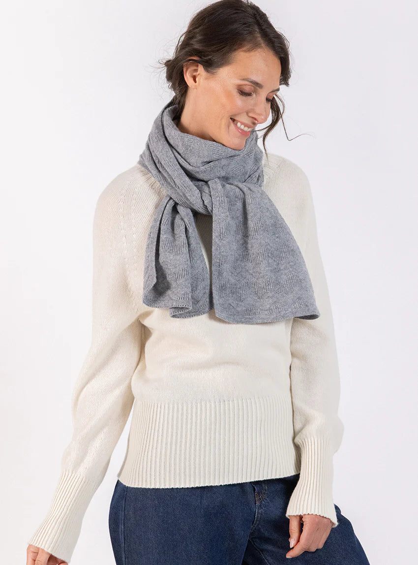 Echarpe en cachemire gris élégant
