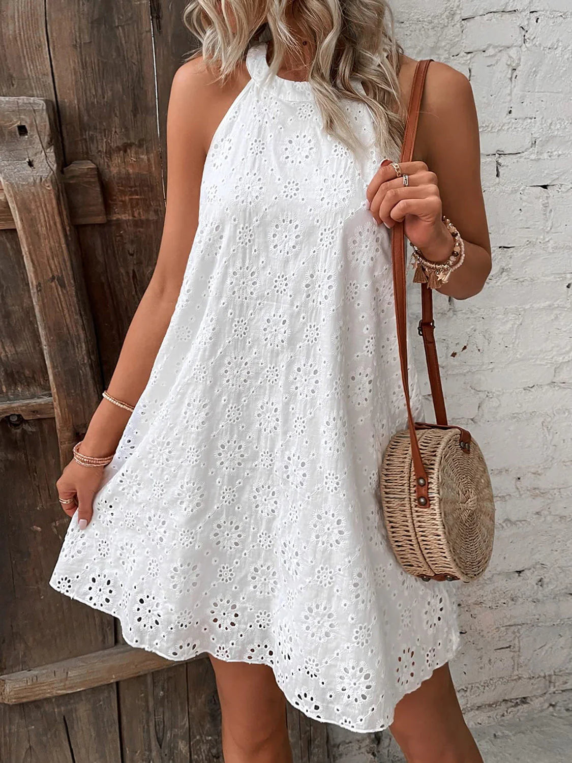 Robe courte à encolure œillet