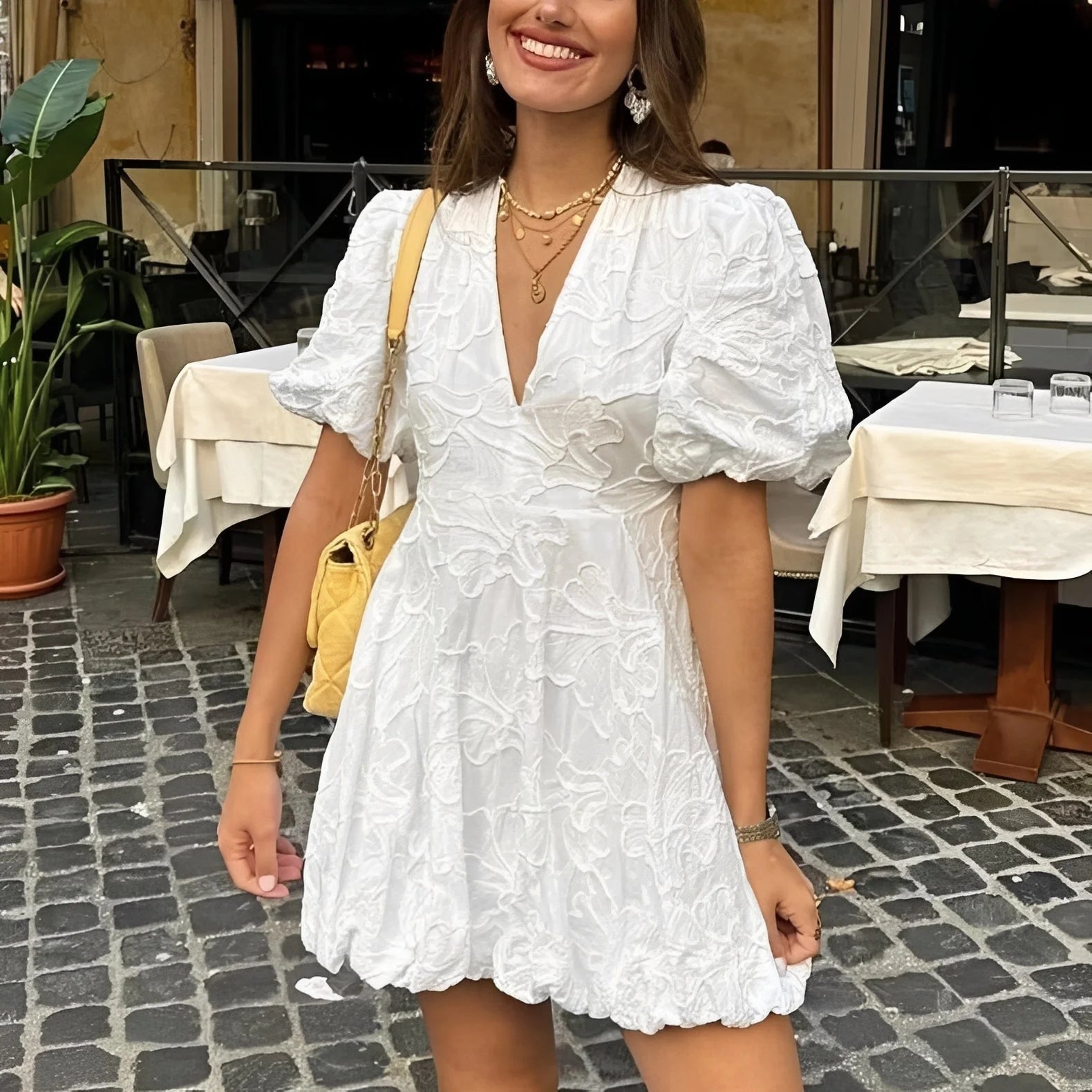 Claudia - Mini Robe Brodée Élégante