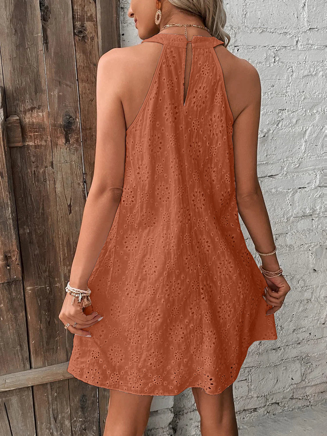 Robe courte à encolure œillet