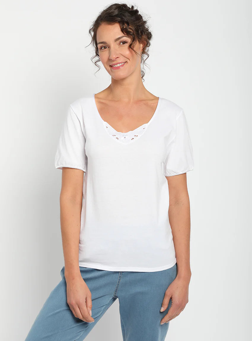 Tee-shirt femme col V brodé en coton peigné blanc