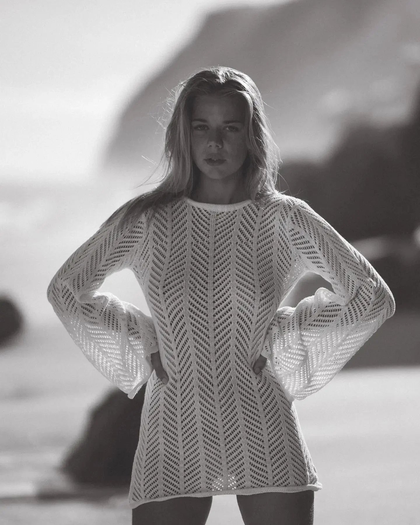 Robe courte en crochet tricoté dos nu avec manches longues