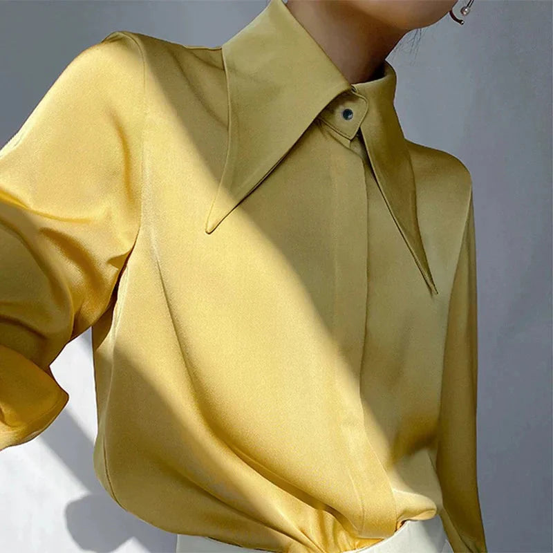 Chemisier en satin uni pour femmes avec col moderne et poignets à boutons