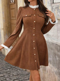 Robe mi-longue à manches longues avec boutons sur le devant