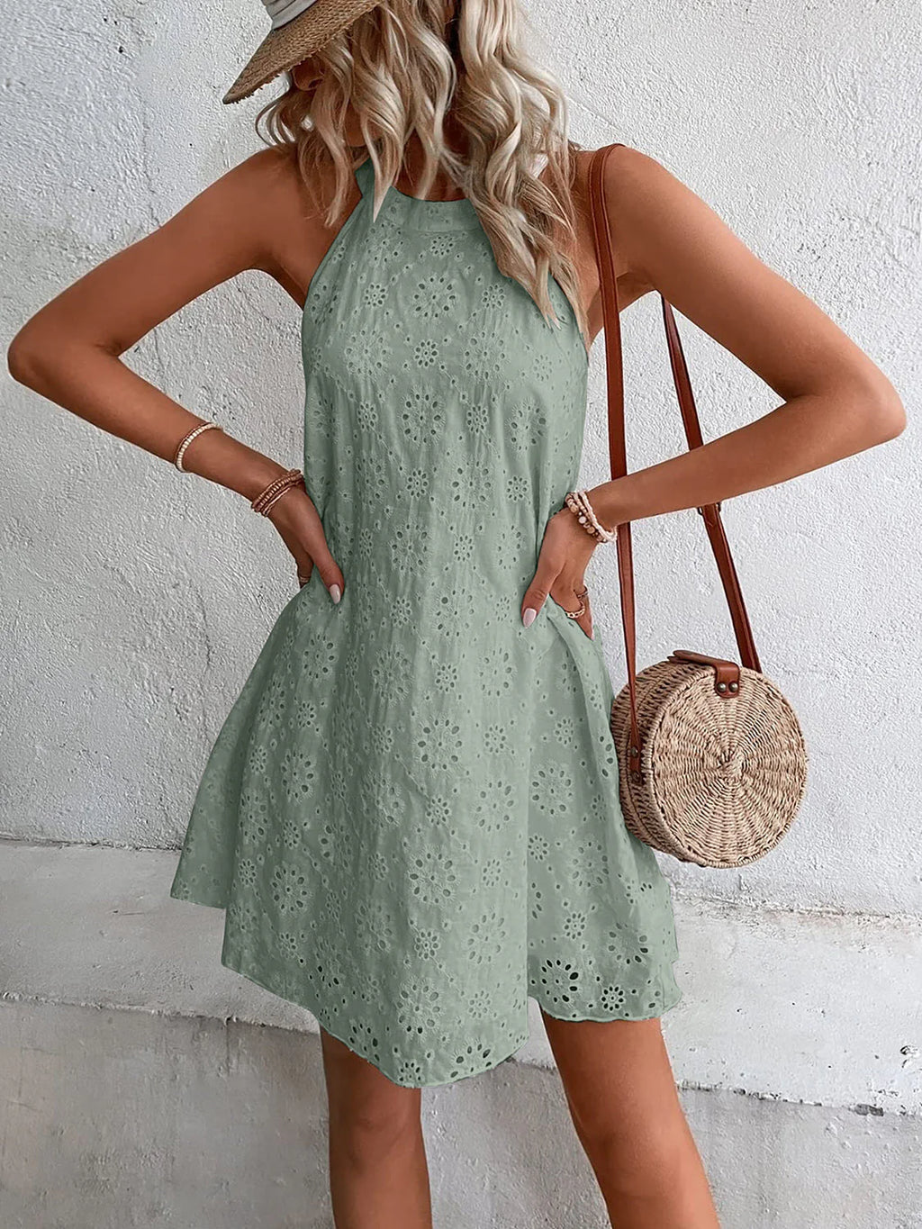 Robe courte à encolure œillet