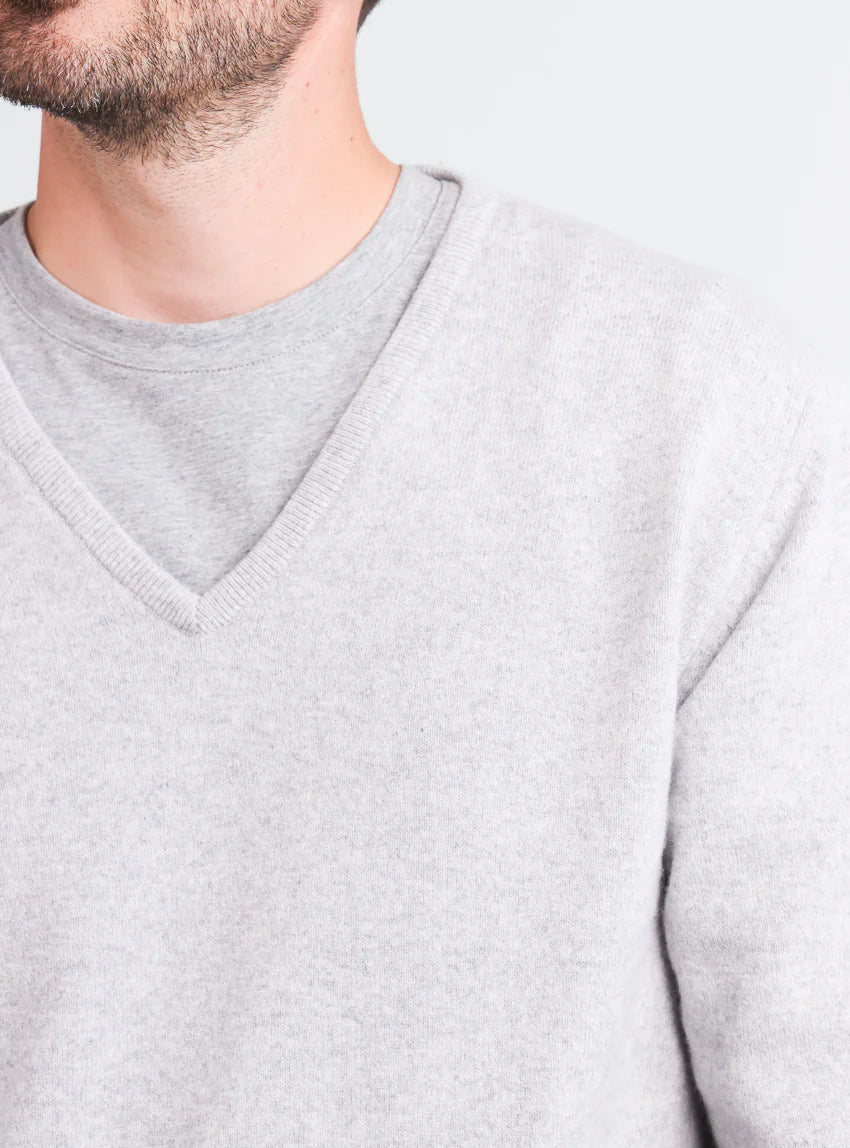 Pull homme col V en cachemire et laine gris nacre
