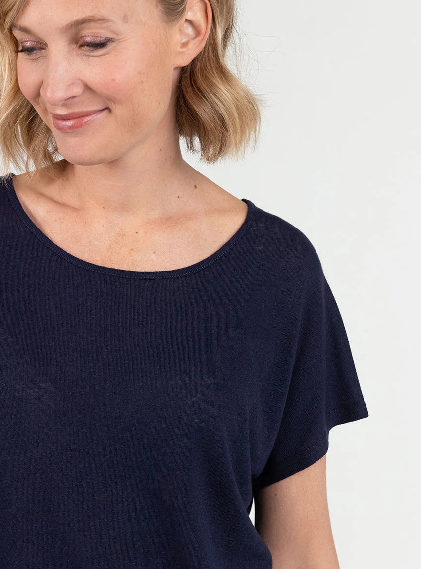 Top femme fluide en lin bleu marine