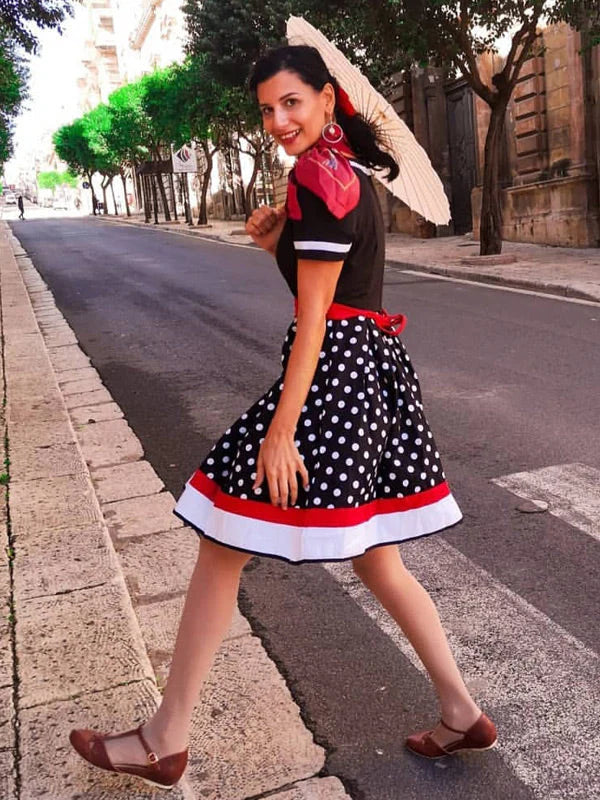 Robe vintage des années 50 à pois avec ceinture et jupe évasée Rockabilly