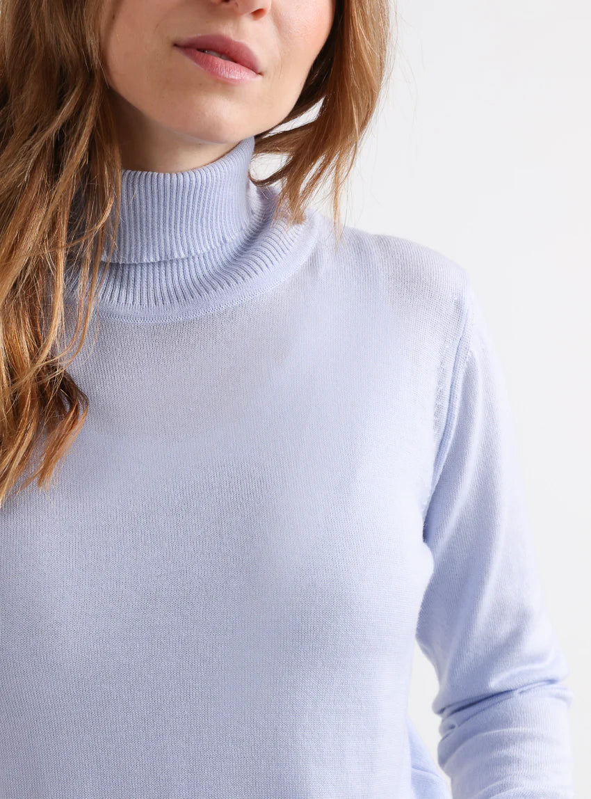 Pull femme col roulé en laine mérinos bleu ciel léger