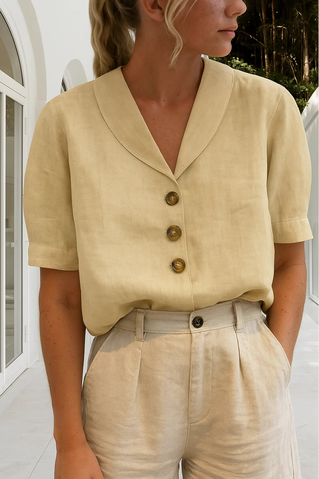 Blouse femme manches courtes avec col foulard et détails à boutons