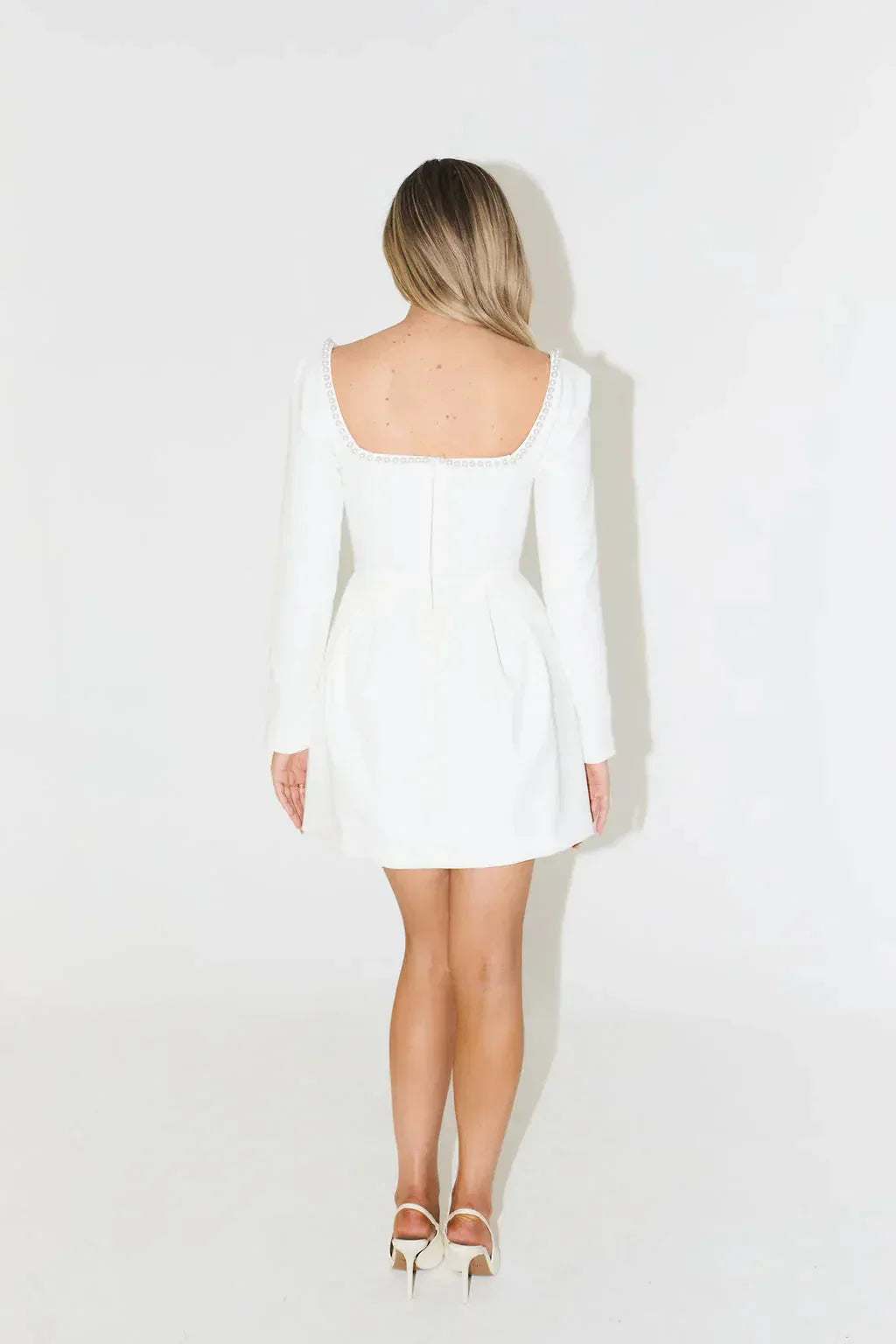 Robe cocktail courte à manches longues avec bordure de perles