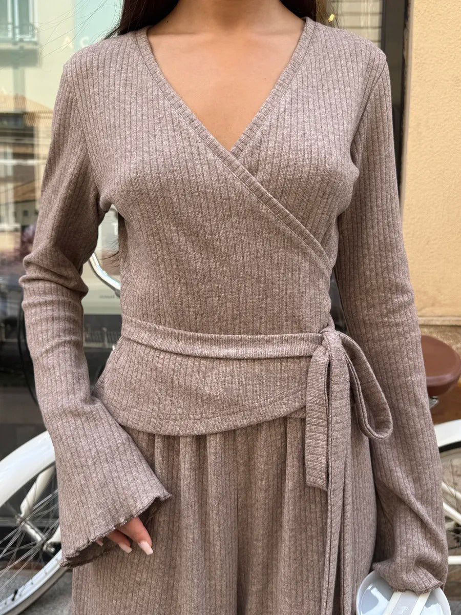 Ensemble coordonné gris en maille côtelée avec crop top et pantalon à jambes larges