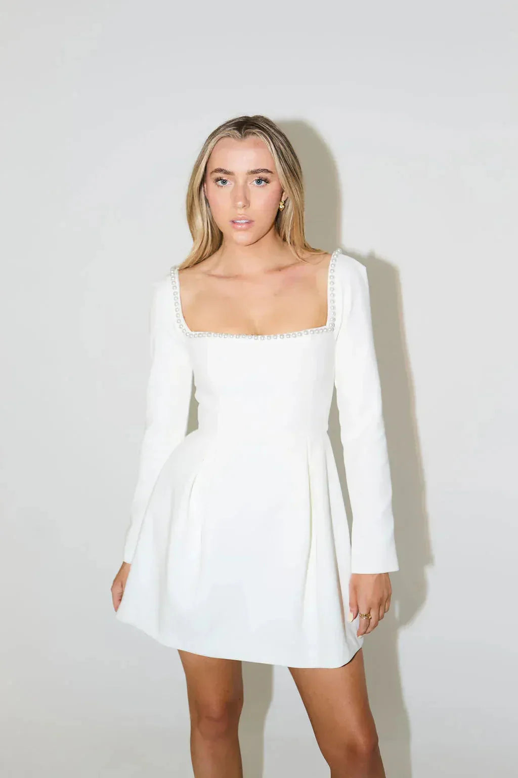 Robe cocktail courte à manches longues avec bordure de perles