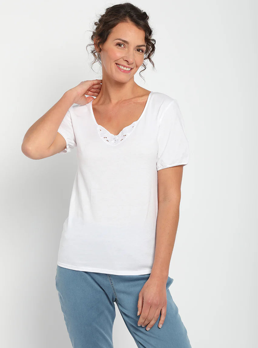 Tee-shirt femme col V brodé en coton peigné blanc