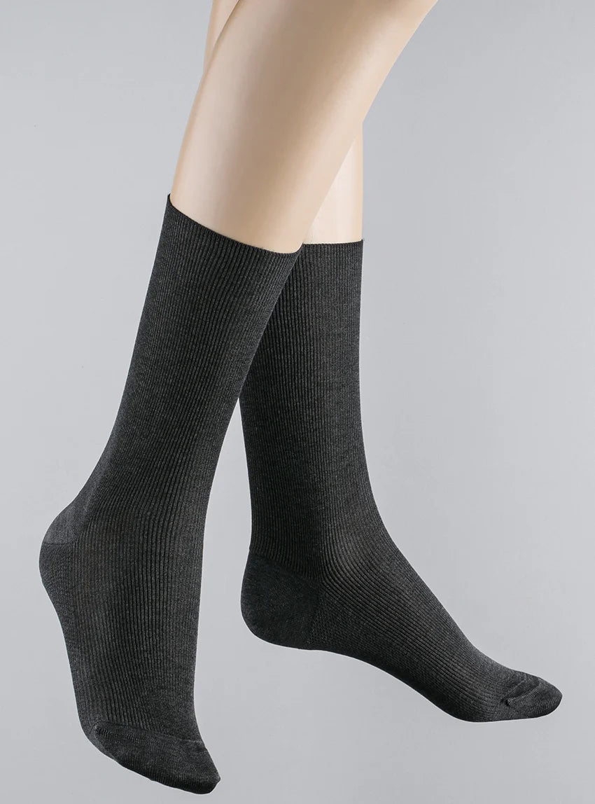 Mi-chaussettes fines en coton gris
