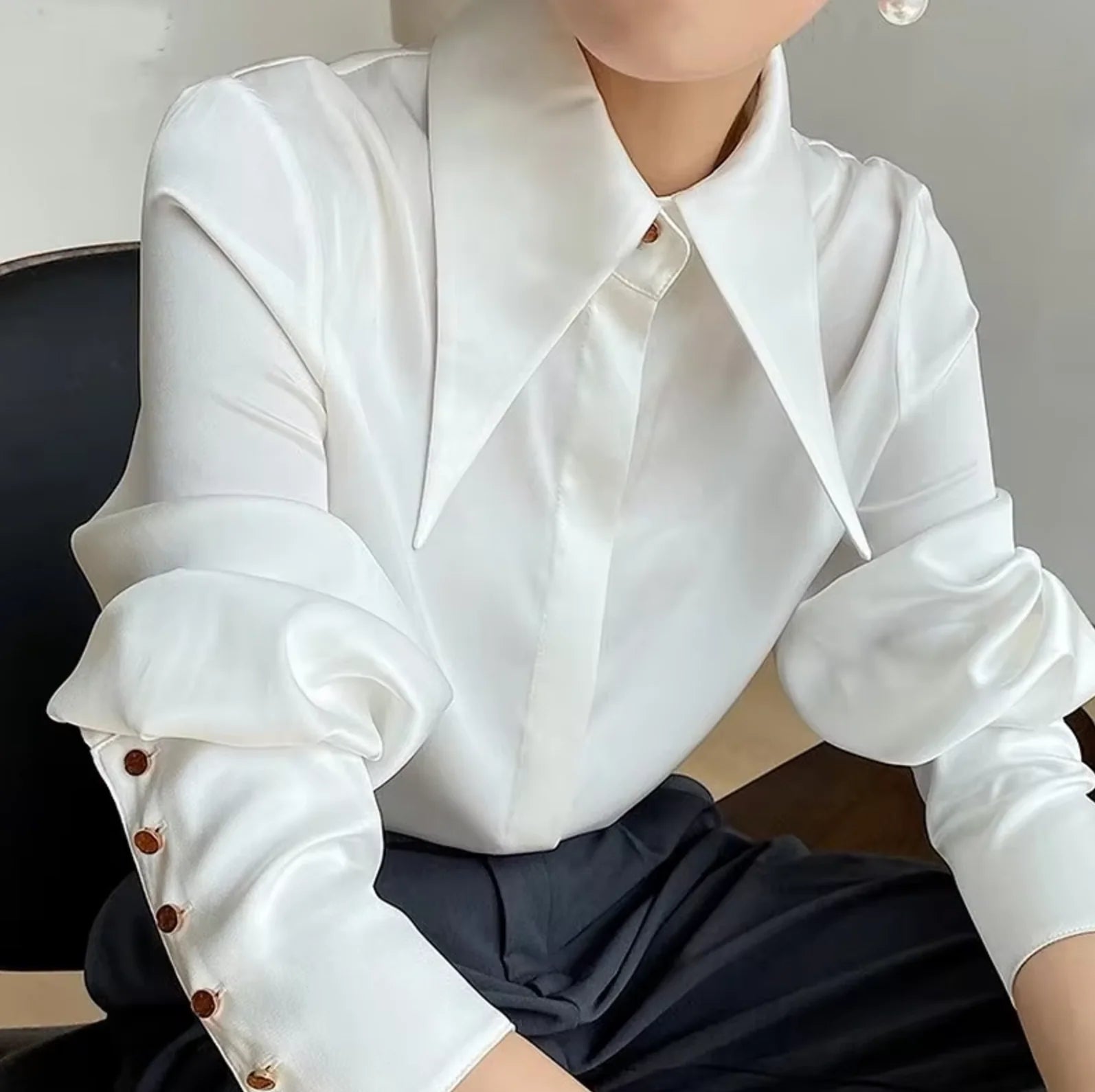Chemisier en satin uni pour femmes avec col moderne et poignets à boutons