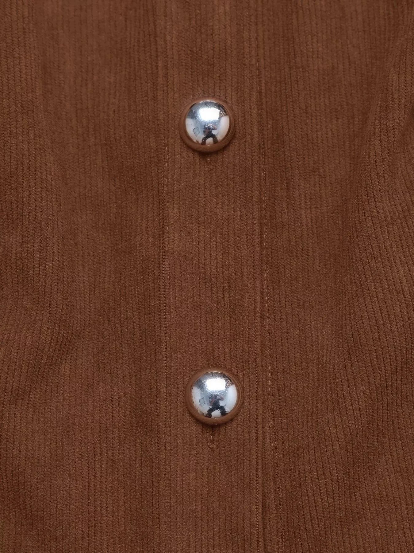 Robe mi-longue à manches longues avec boutons sur le devant