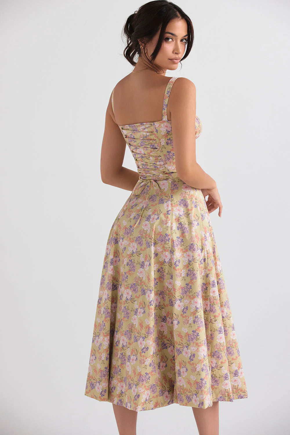 Robe moulante bustier à fleurs et taille découverte