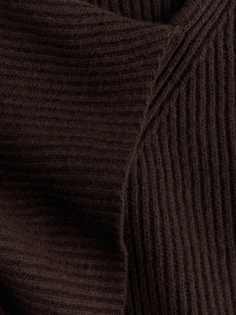 Pull côtelé marron chocolat avec écharpe intégrée