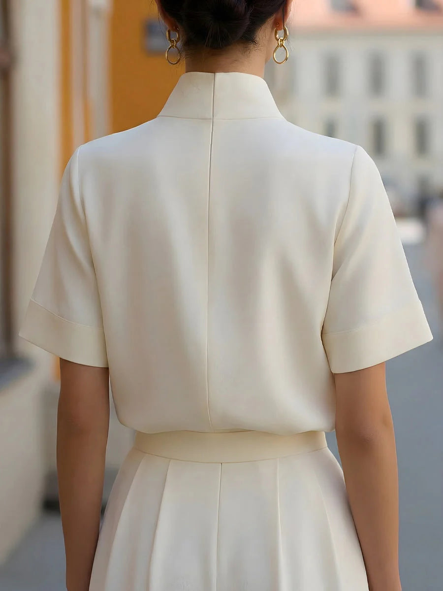 Blouse structurée minimaliste pour femmes à col montant