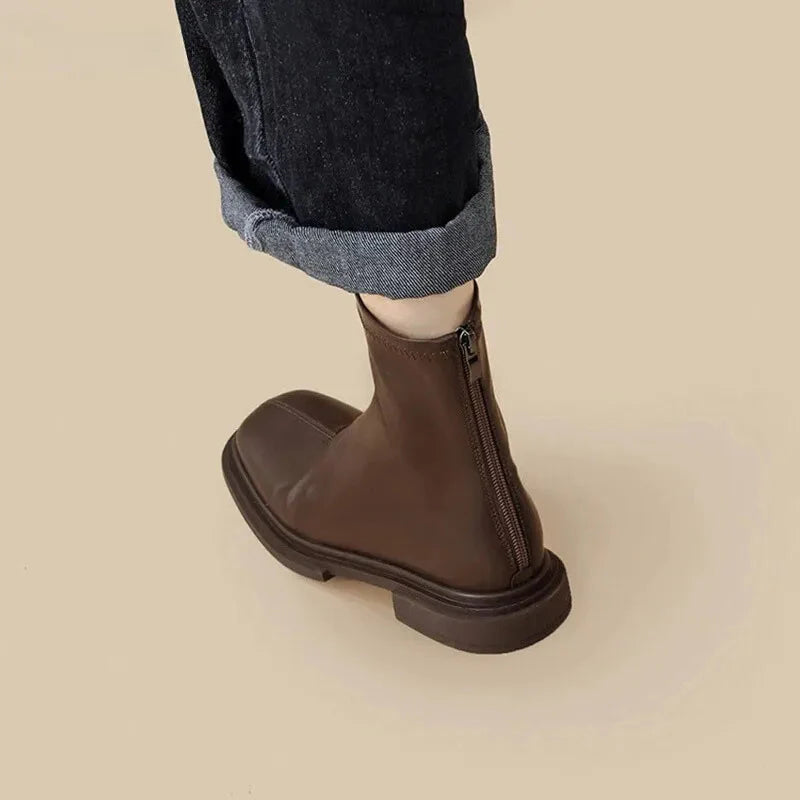 Léa Blanchet | Bottines Minimalistes à Bout Carré
