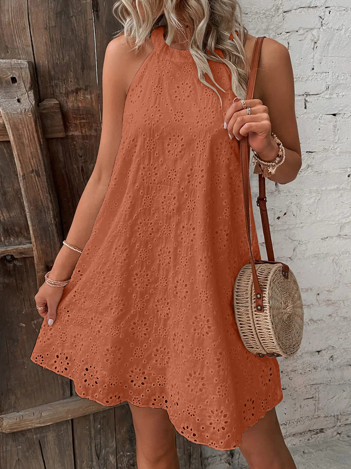 Robe courte à encolure œillet