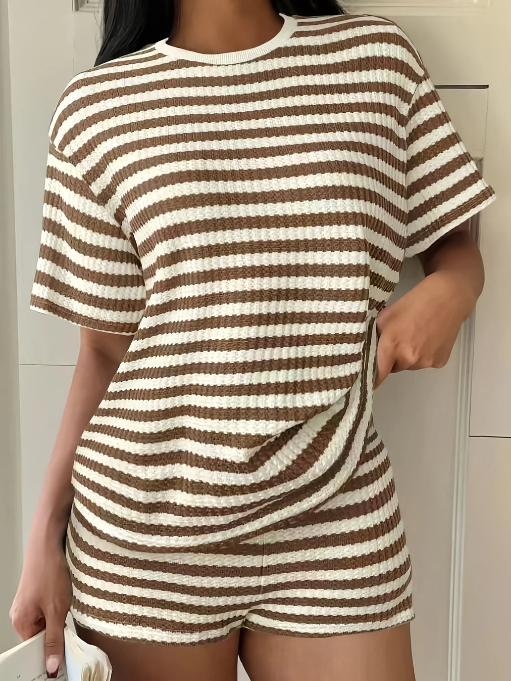 Ensemble décontracté t-shirt à col rond rayé et short
