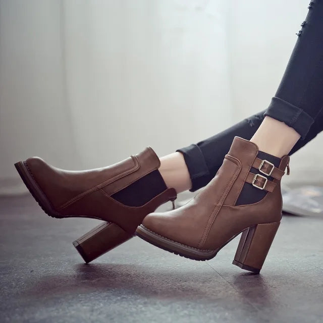 Sophie Paris I Bottines à Talon Robuste avec Boucle Décorative
