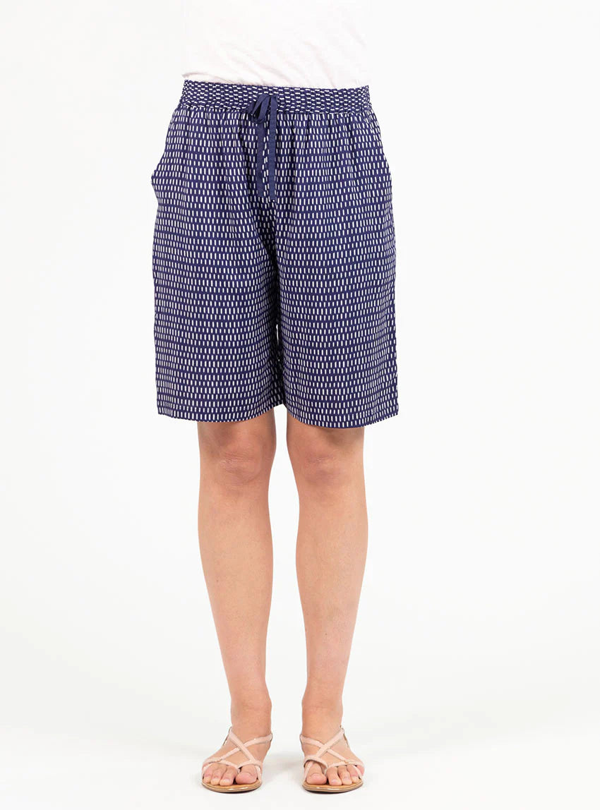 Bermuda femme fluide en viscose imprimée graphique bleu