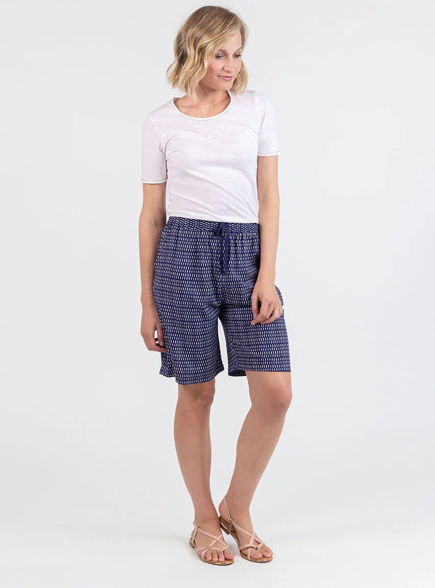 Bermuda femme fluide en viscose imprimée graphique bleu