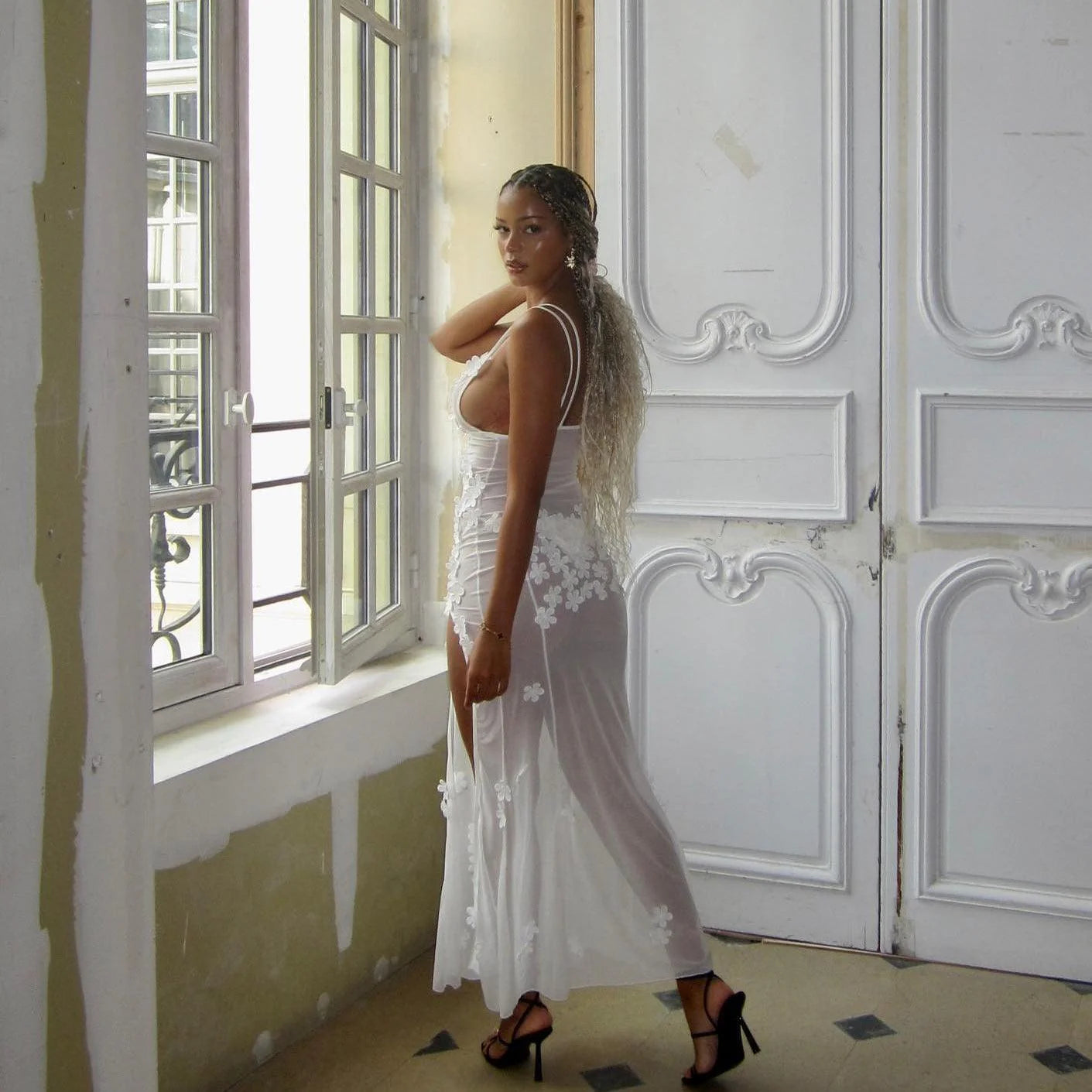 Robe longue en maille blanche à fleurs avec broderie florale