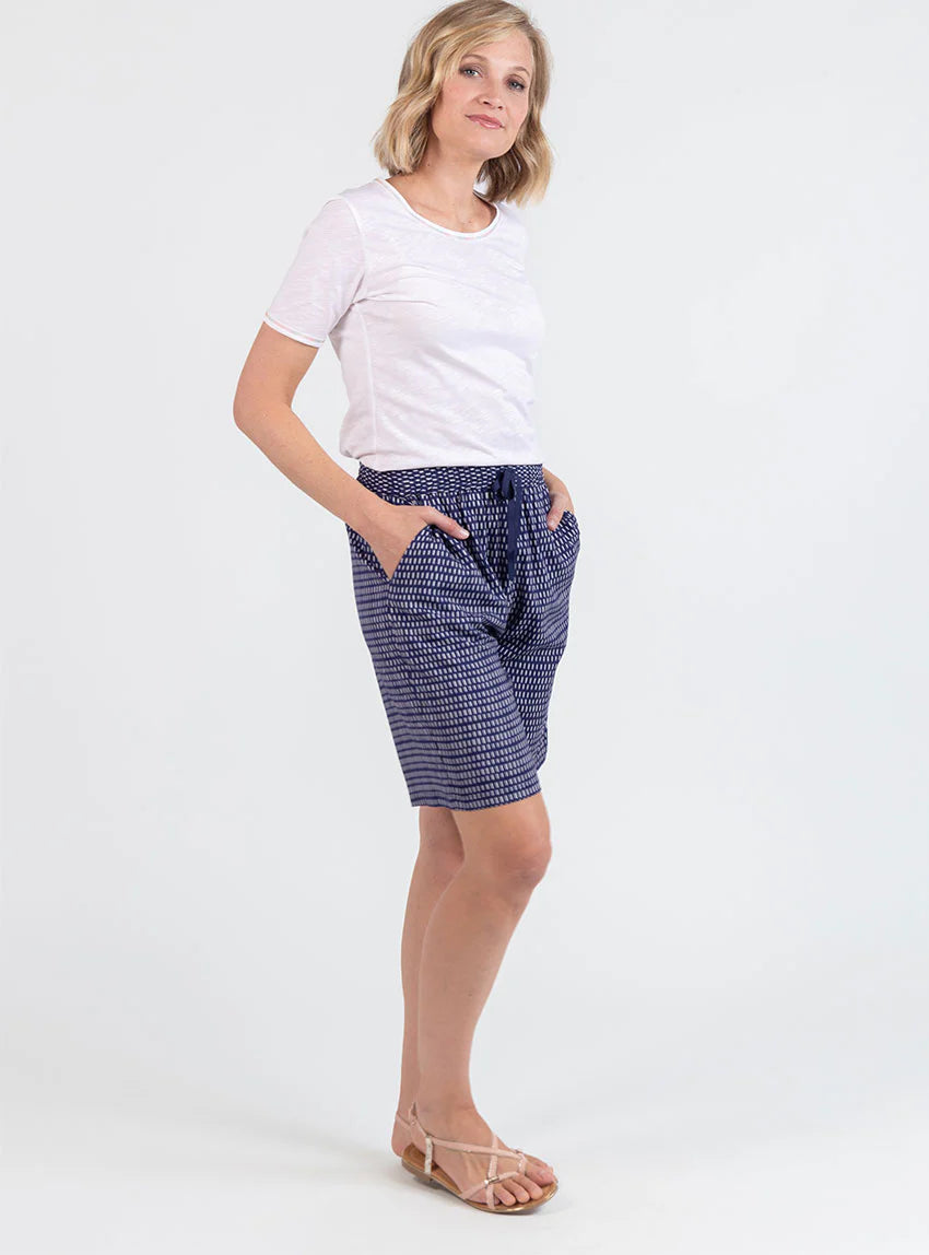 Bermuda femme fluide en viscose imprimée graphique bleu